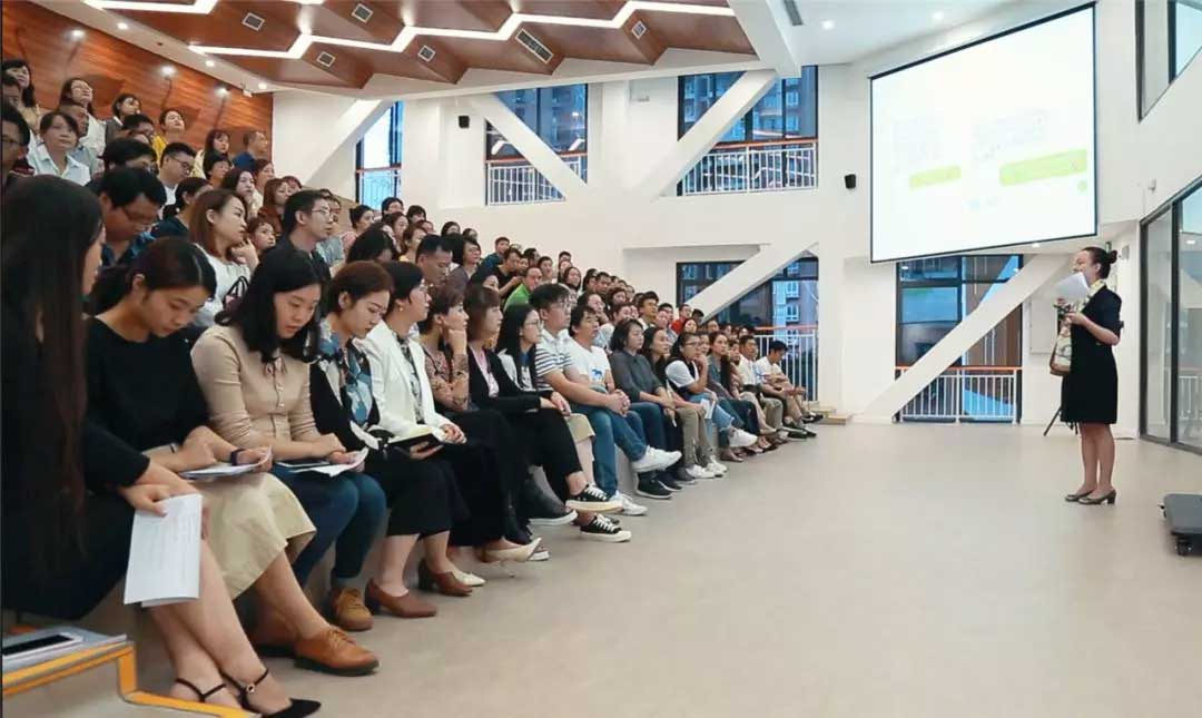 霍森斯小學(xué)曾校長做主題演講《從丹麥學(xué)校建筑，思考校園空間設(shè)計與課程融合》