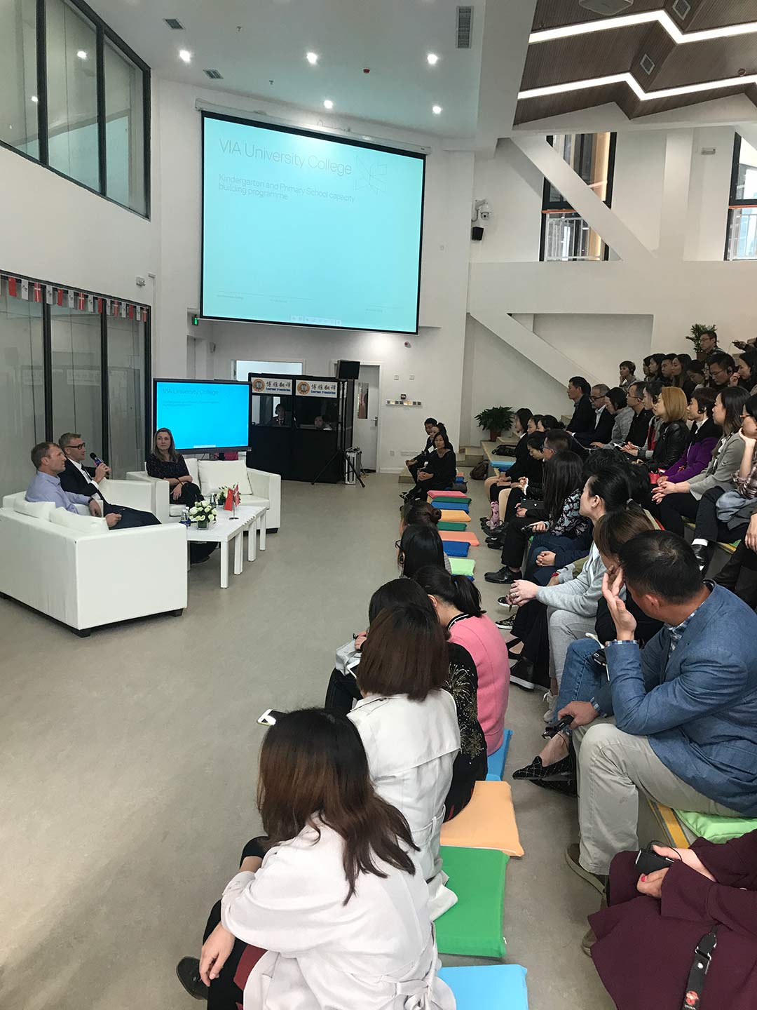 丹麥VIA大學(xué)副教授Erika Zimmer Brandt與Jan Rasmussen與家長互動問答。